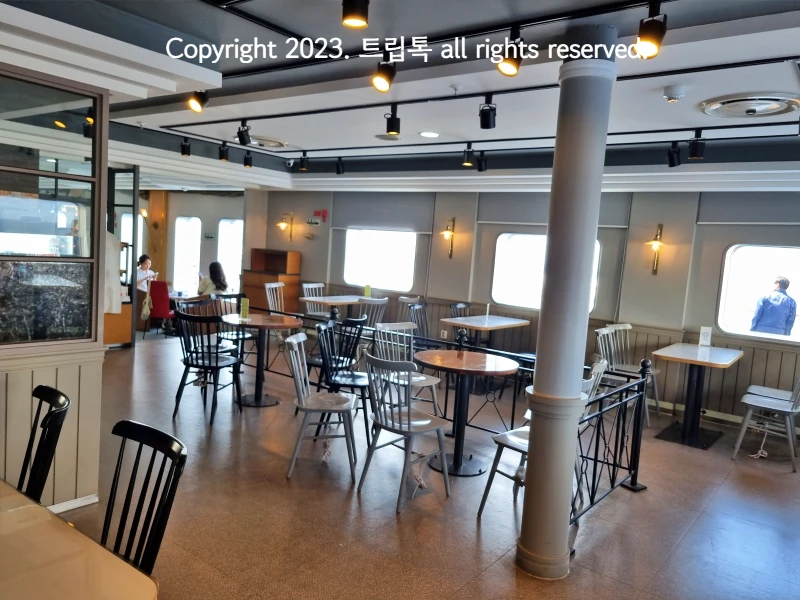 배안의 식당으로 의자와 테이블이 많다