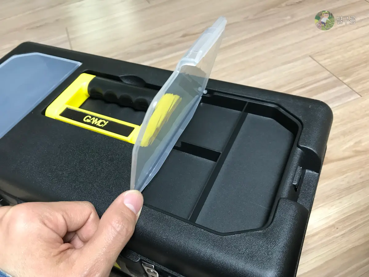 공구함-감씨-위덮개-손으로-열고있다