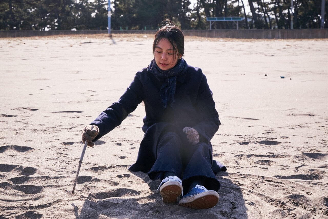 밤의 해변에서 혼자 장면