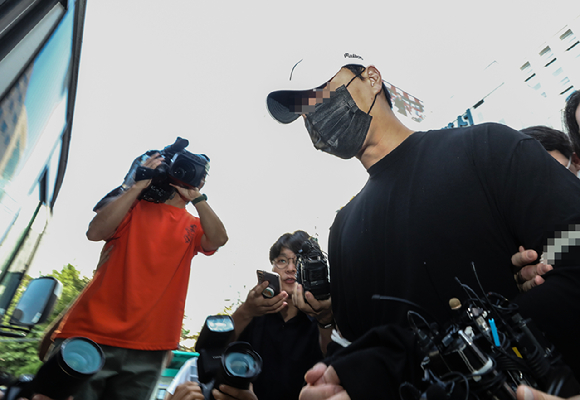 향정신성의약품을 투약한 채 롤스로이스 차량을 몰다 행인을 치어 중상을 입힌 20대 남성 신 모씨가 18일 오전 서울 강남구 강남경찰서에서 검찰로 송치되고 있다. [사진=뉴시스]