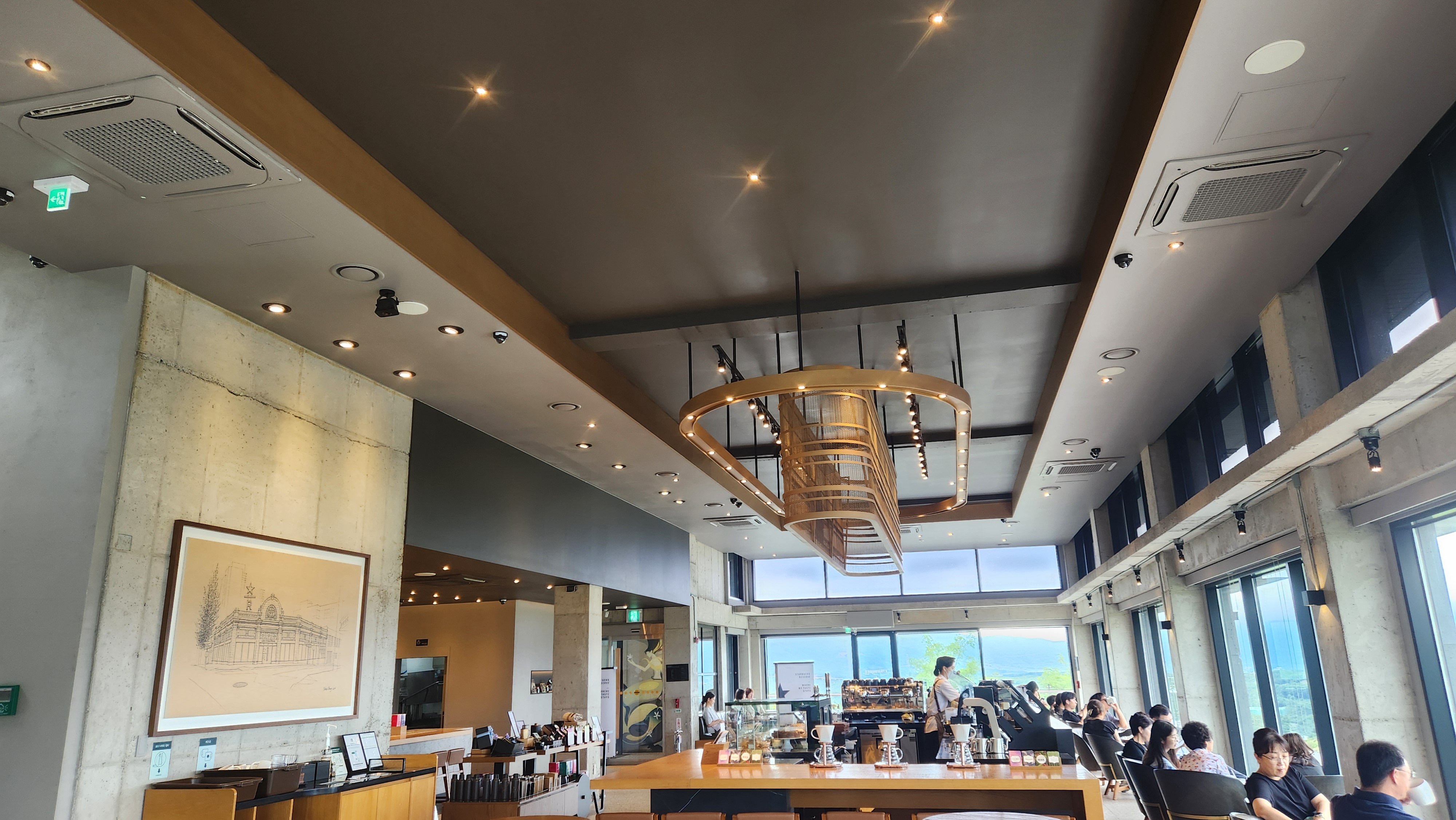 스타벅스 춘천 구봉산 리저브 매장 모습