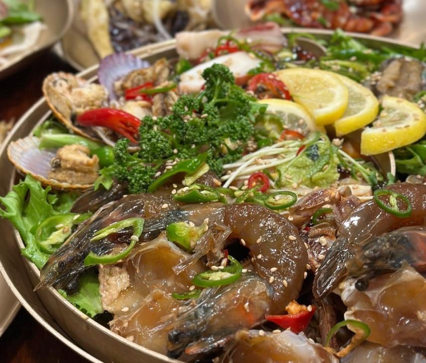 6시내고향 제천 황기모듬해물장 황기보리굴비 중 가리비, 새우, 간장게장이 올라간 황기모듬해물장