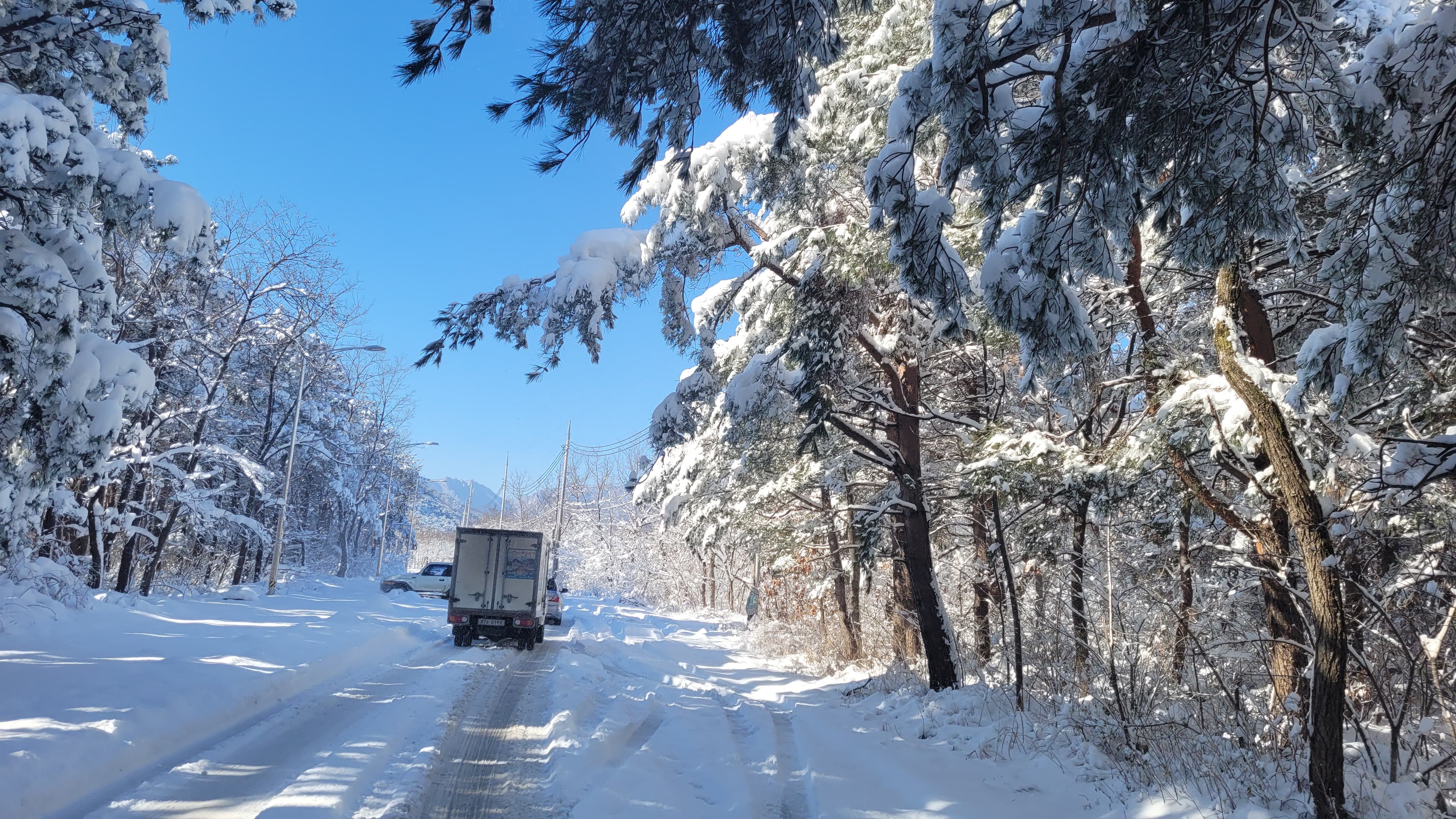 폭설로 눈 쌓인 도로, 차량 이동 장면