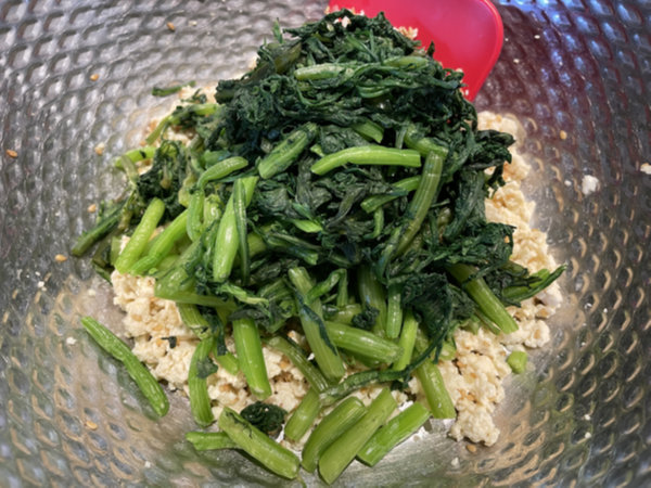 쑥갓 두부무침 양념 - 데쳐서 짠 쑥갓 두부 양념 위에 얹기