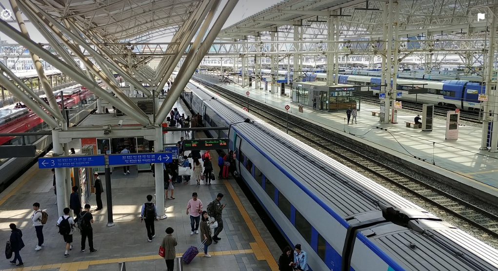 기차역과 기차 사진