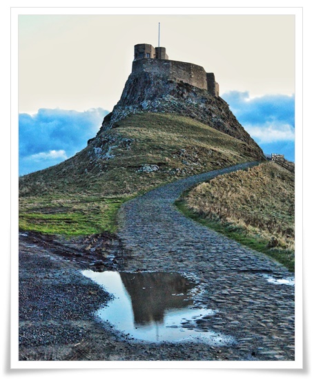 사진은 주변 지역을 한눈에 내려다볼 수 있는 암석지대 위에 자리 잡고 있는 작은 성곽을 보여주고 있고, 성으로 이어지는 굽이굽이한 길 꼭대기에 오랜시간을 견뎌내었을듯한 성곽이 아주 단단한 모습으로 서있다