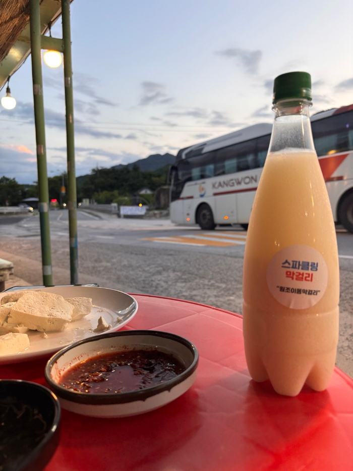 ์คํํด๋ง ๋ง๊ฑธ๋ฆฌ์ ๋๋ถ๊น์น ์์ฃผ. K-sparkling makgeolli with tofu kimchi dish.