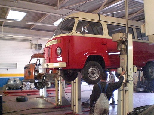 글의 이해를 돕기 위한 정비 중 차량 이미지