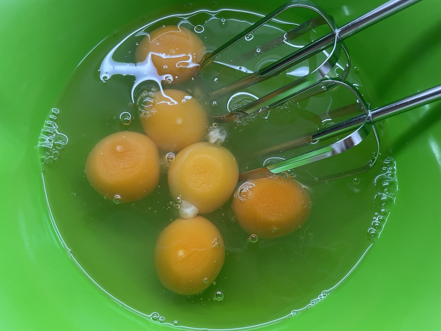 남은 달걀 활용 방법 - 남은 흰자에 달걀 6개 추가