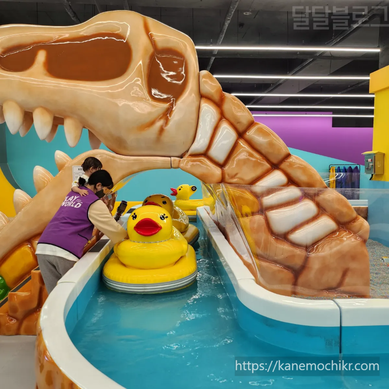 플레이월드-키즈카페-오리배타기