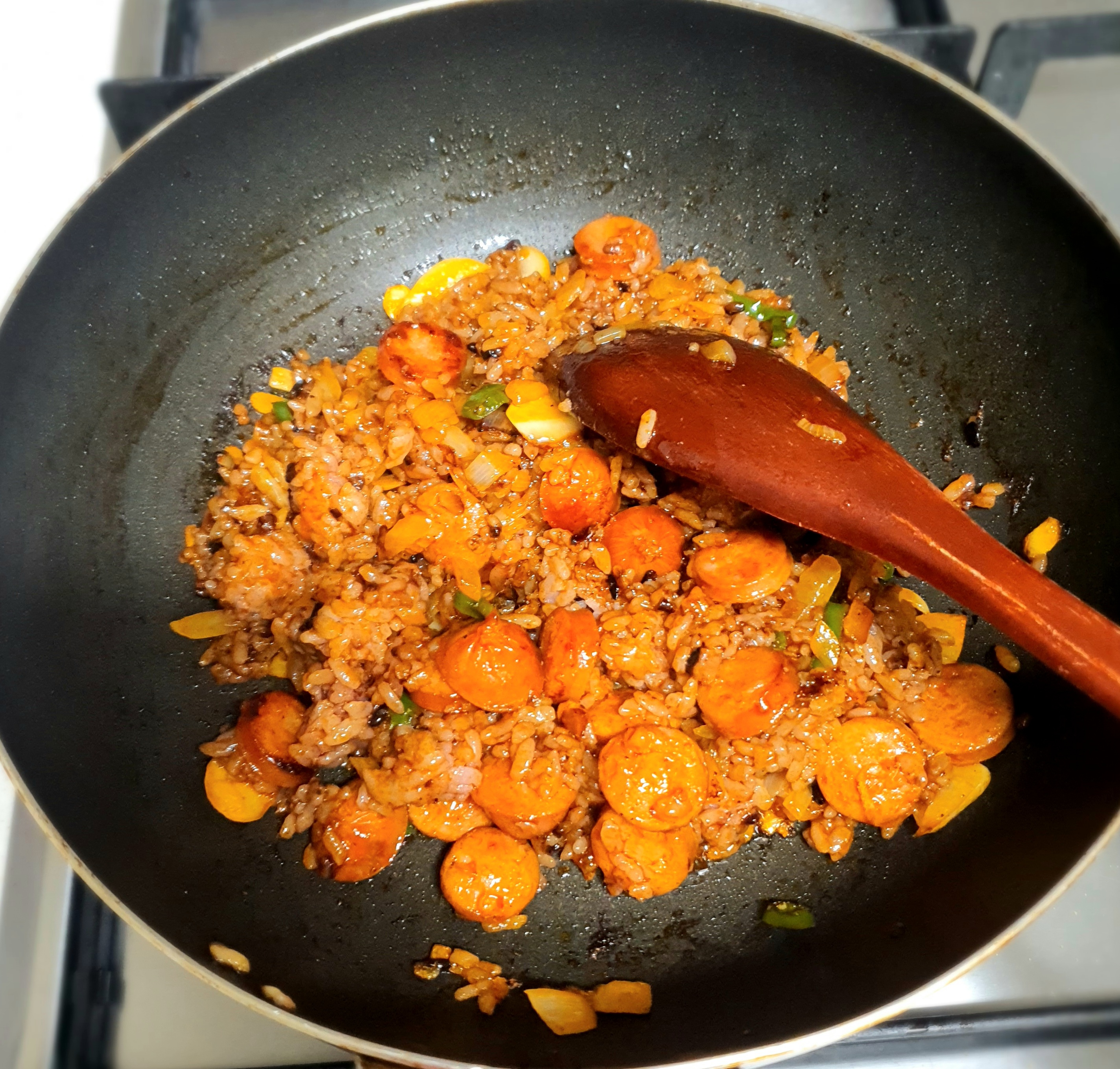 맛있게-매운-불닭볶음밥이-완성되었어요.