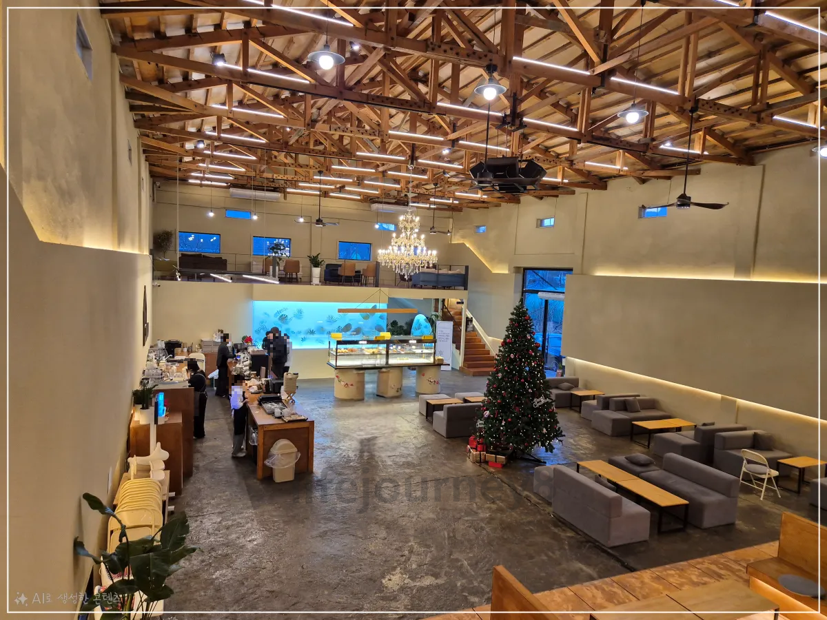 무주창고-실내전경-카운터-크리스마스트리