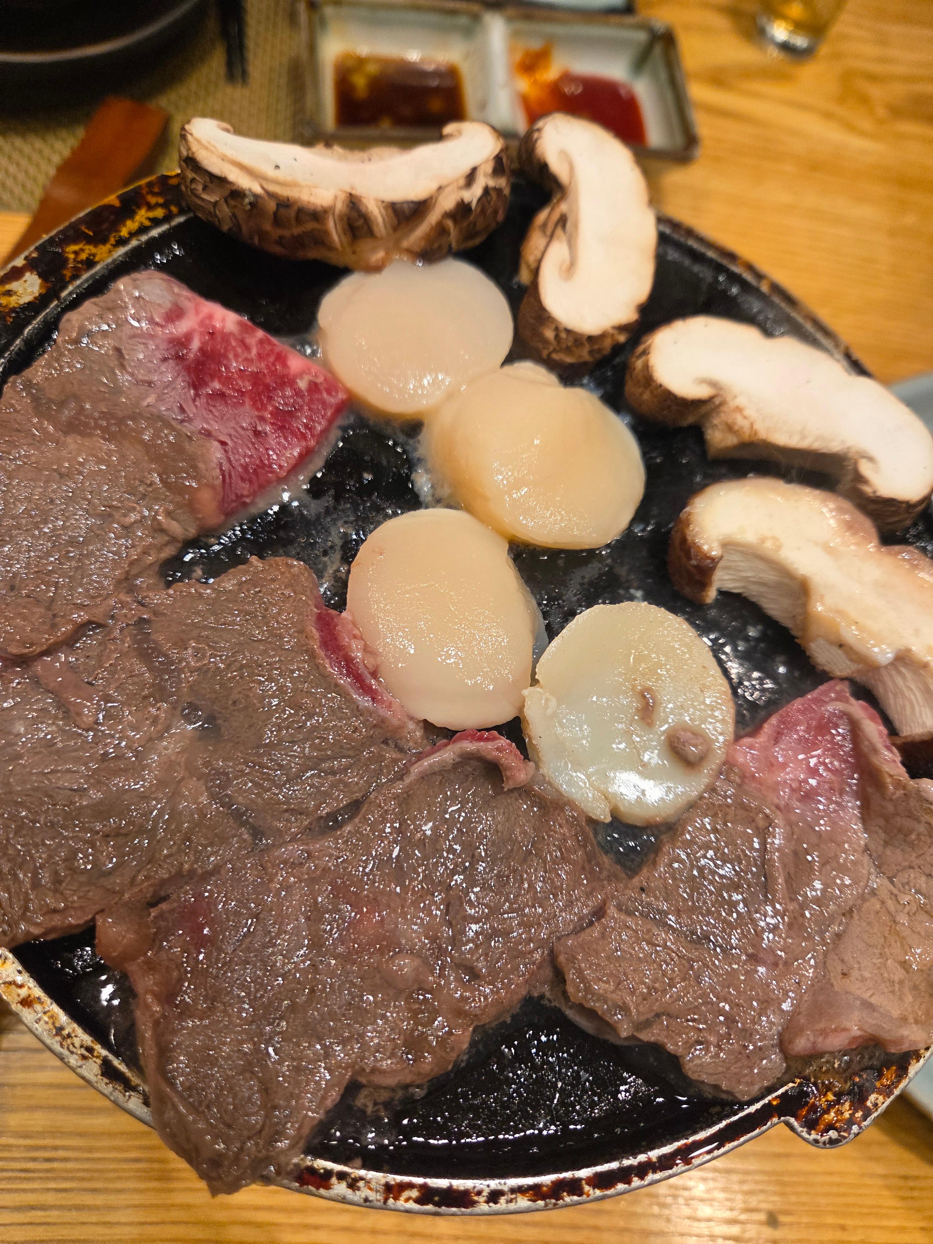 가매일식 디너 코스, 돌판에 구워 먹는 소고기&middot;관자&middot;버섯 삼합