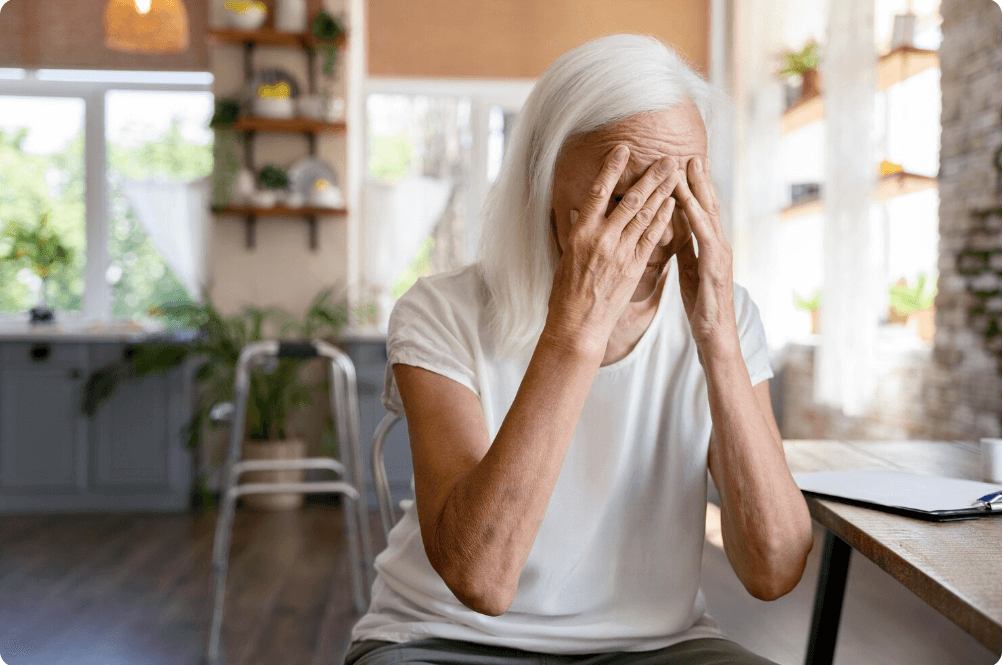 깊은 생각에 잠겨 있는 할머니