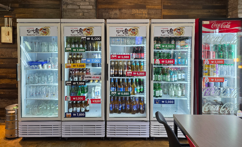 냉장고 안에 음료수, 맥주가 있다.