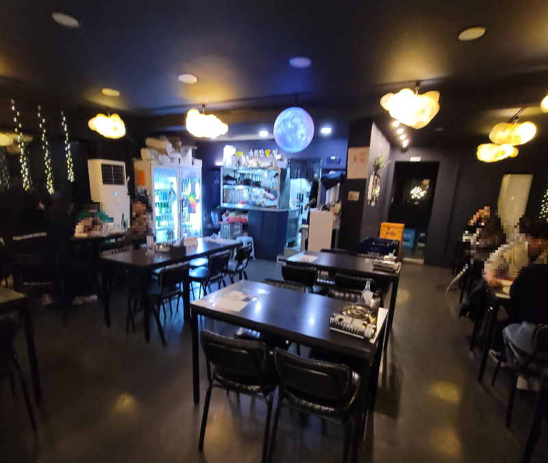 육회한 달, 밤 내부