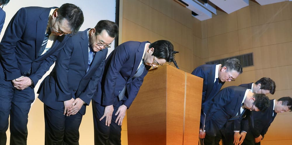 Cho Ja-jin, CEO of Lotte Card, and other executives bow their heads in apology to customers.