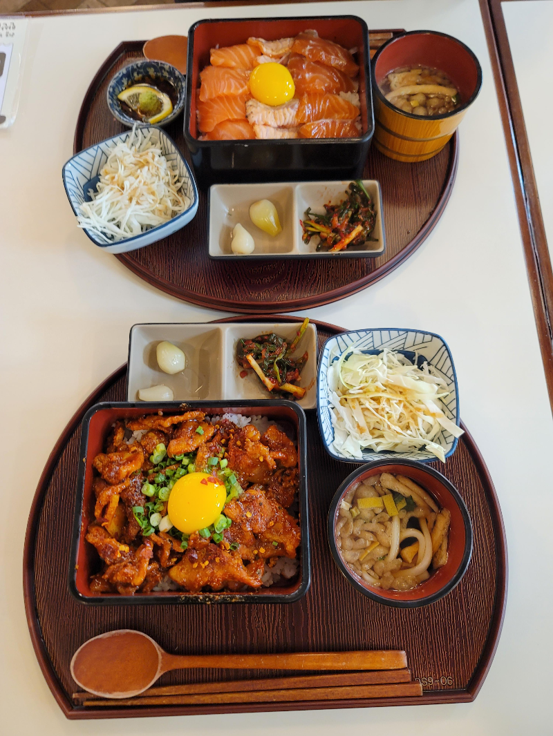 히사시돈부리 삼색연어동, 카라이부타동