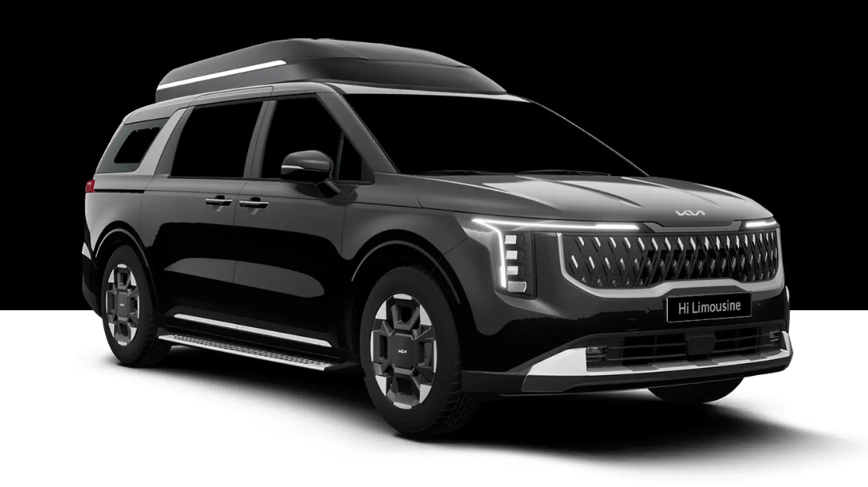 흰바닥 검은배경 검정색 카니발의 전방 측면 모습