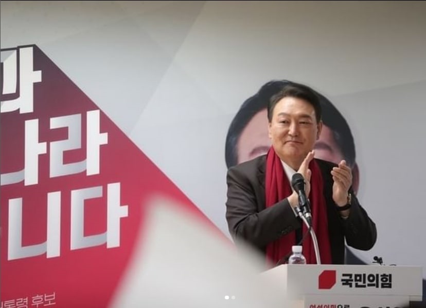 국민의 힘 대선후보 윤석열 박수치는 모습