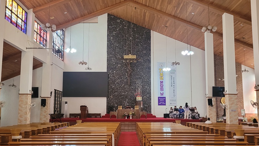 부산 중앙 주교좌성당 성전 안 제대, 제단, 십자고상, 감실 사진