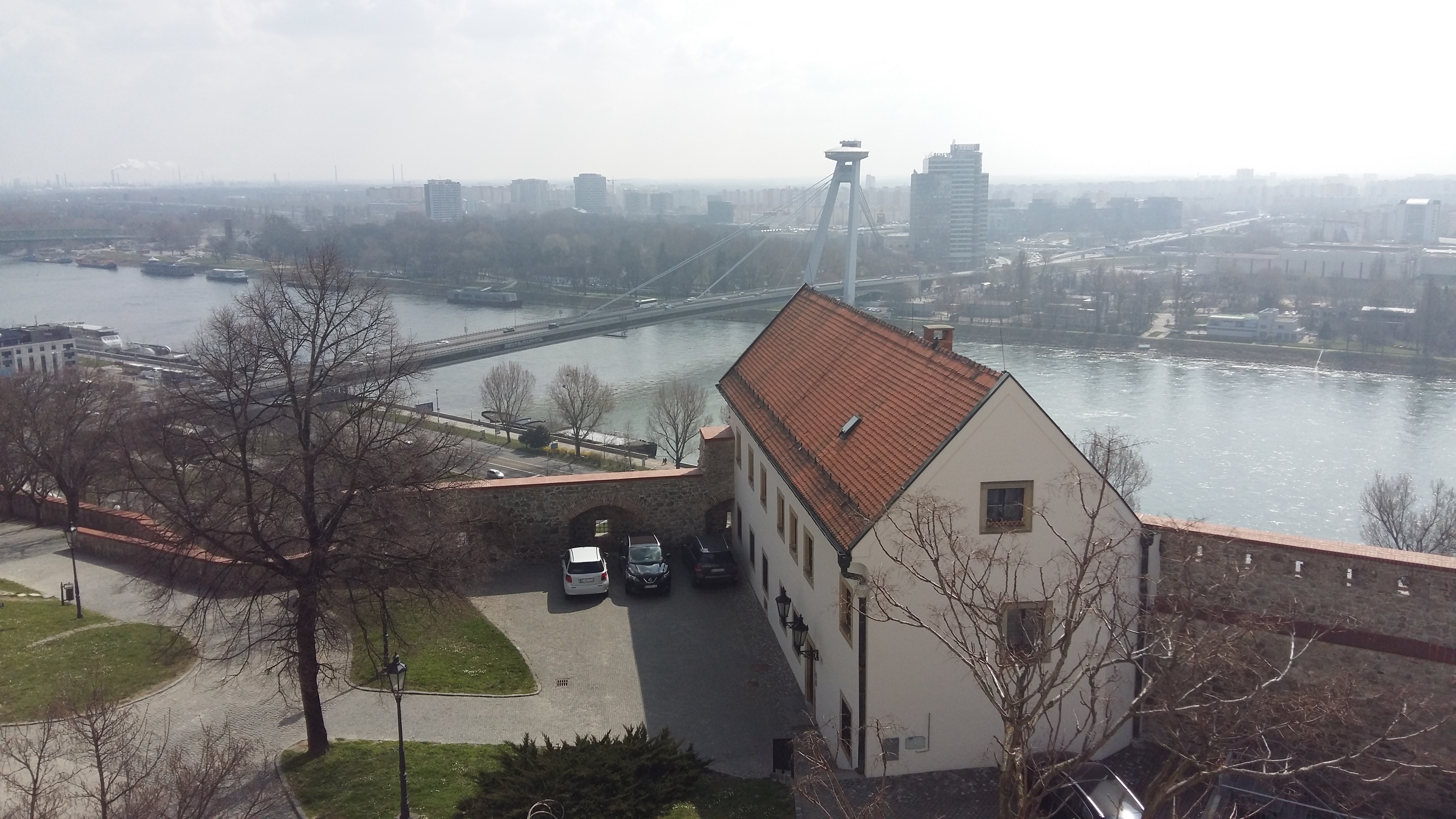 슬로바키아 브라티슬라바 성에서 바라본 UFO 다리