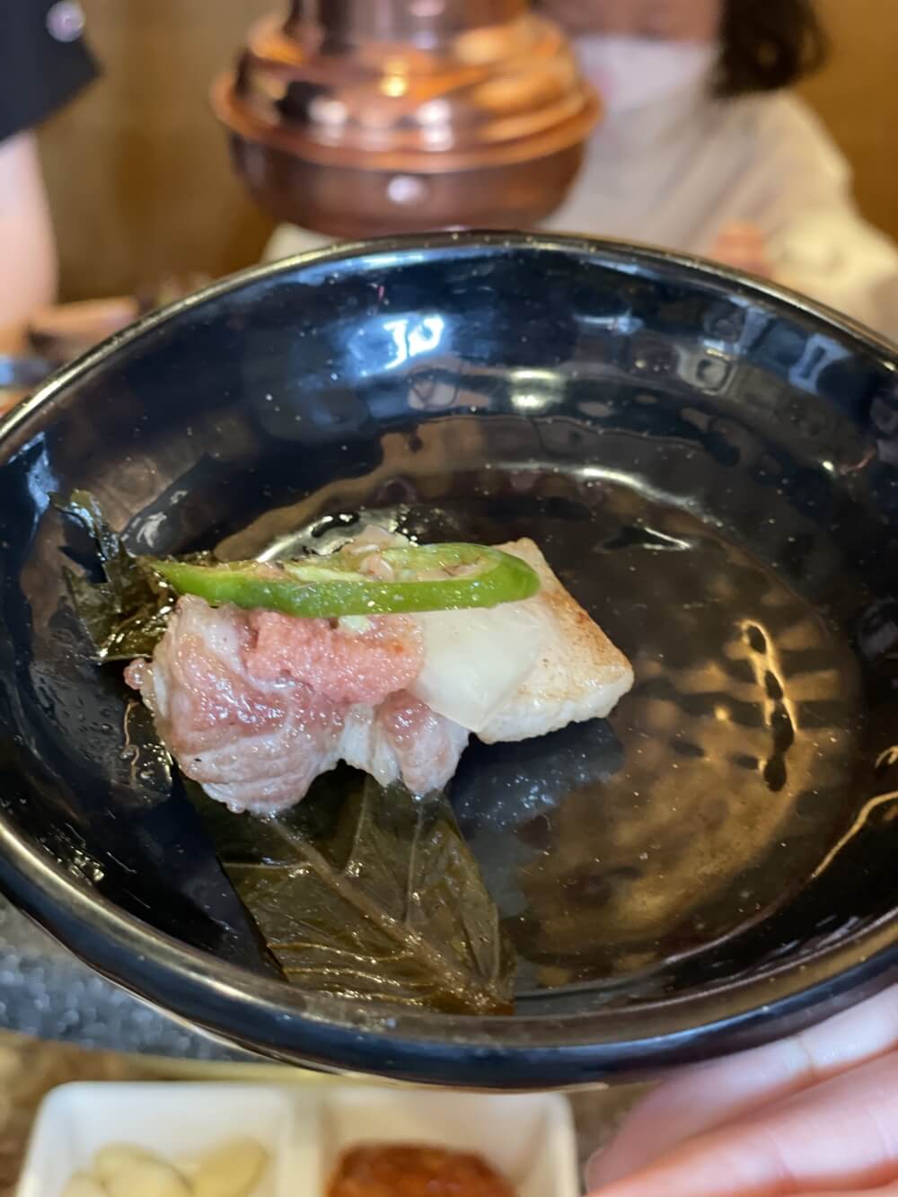 숙성도-노형-본점-고기쌈-한입-모습