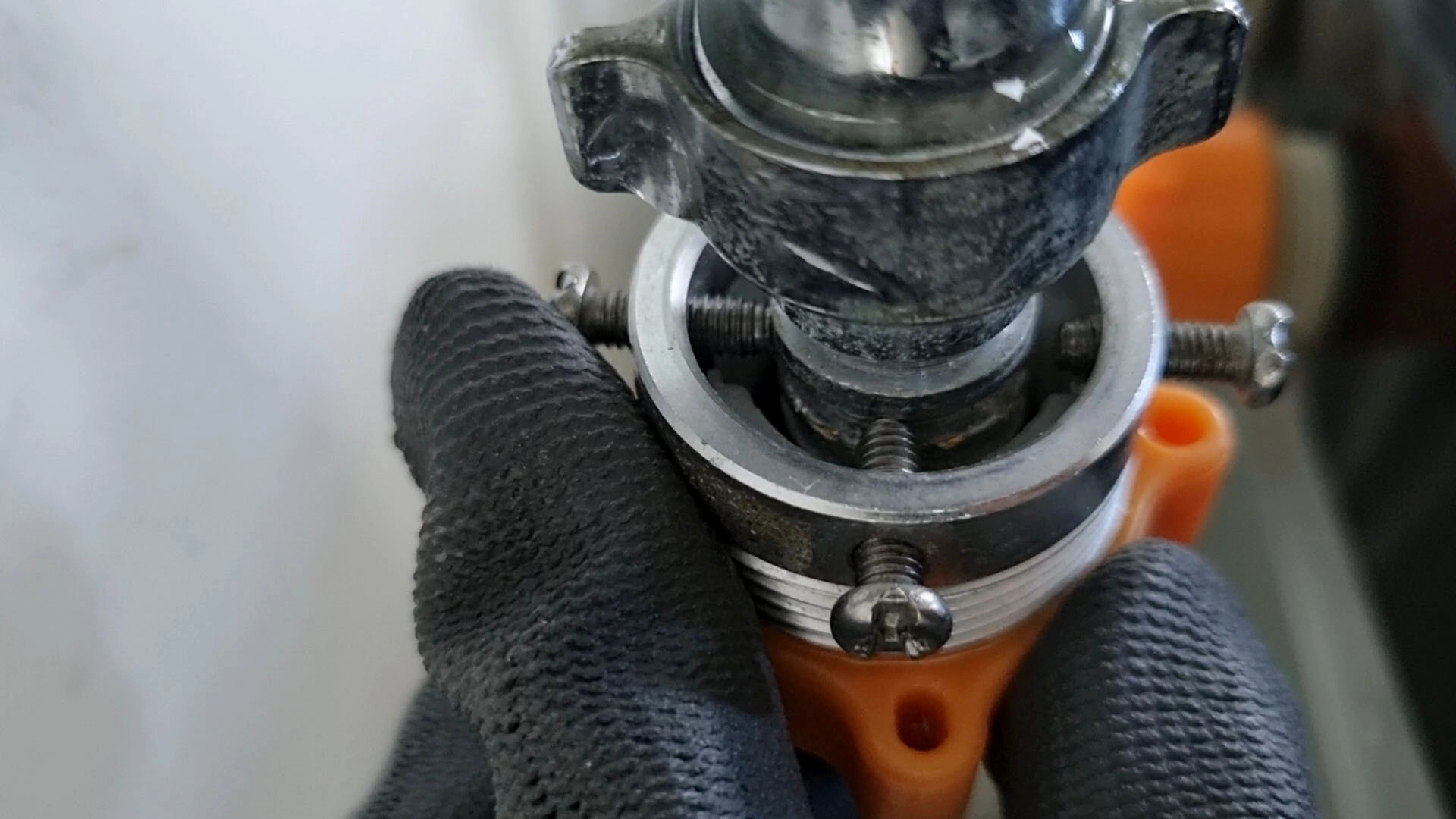 세탁기 호스 연결 부품 수도꼭지 연결 모습