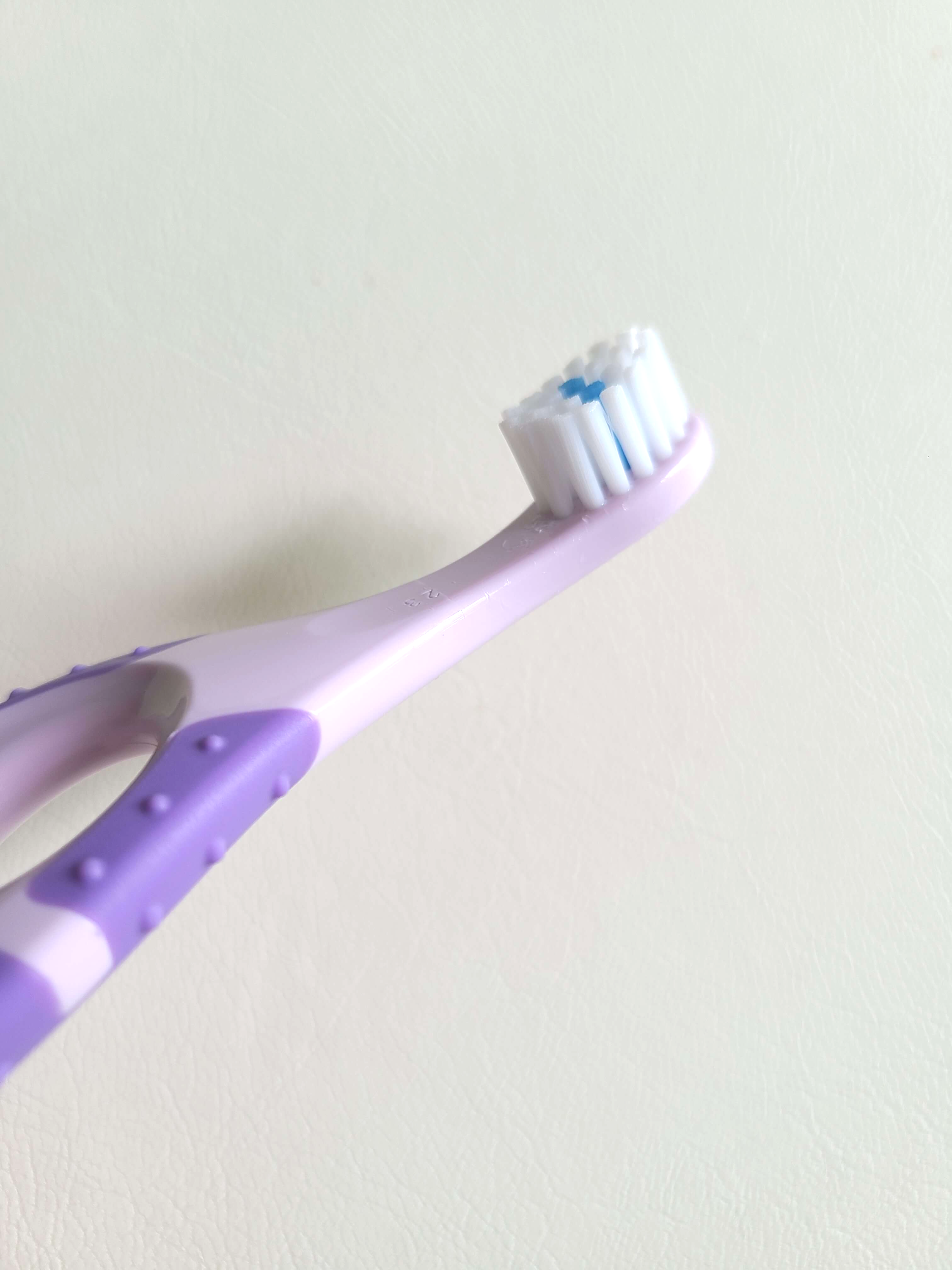 조르단 칫솔 측면 모습