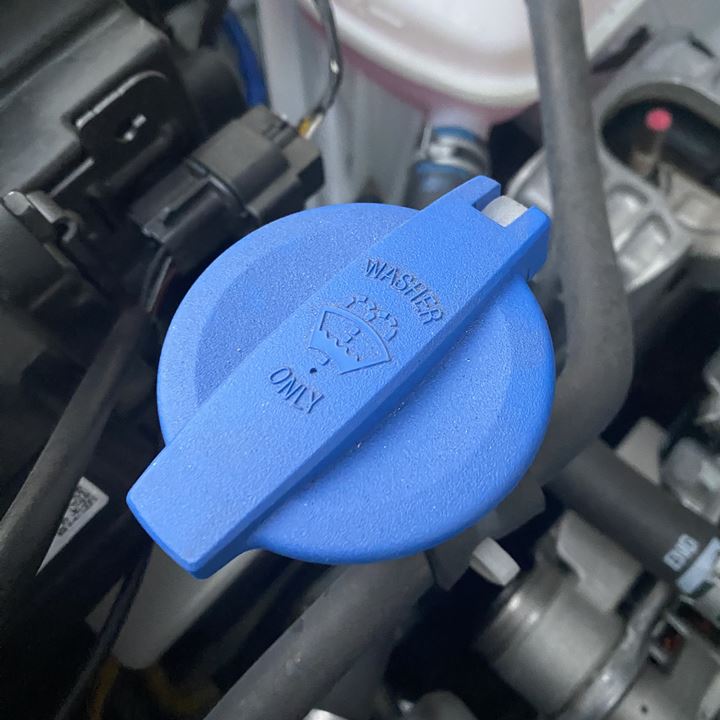파란색-뚜껑의-차량용-워셔액-주입구