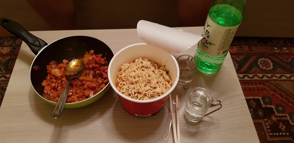 소주 한잔 컵라면과 소주 그리고 특제 고기볶음