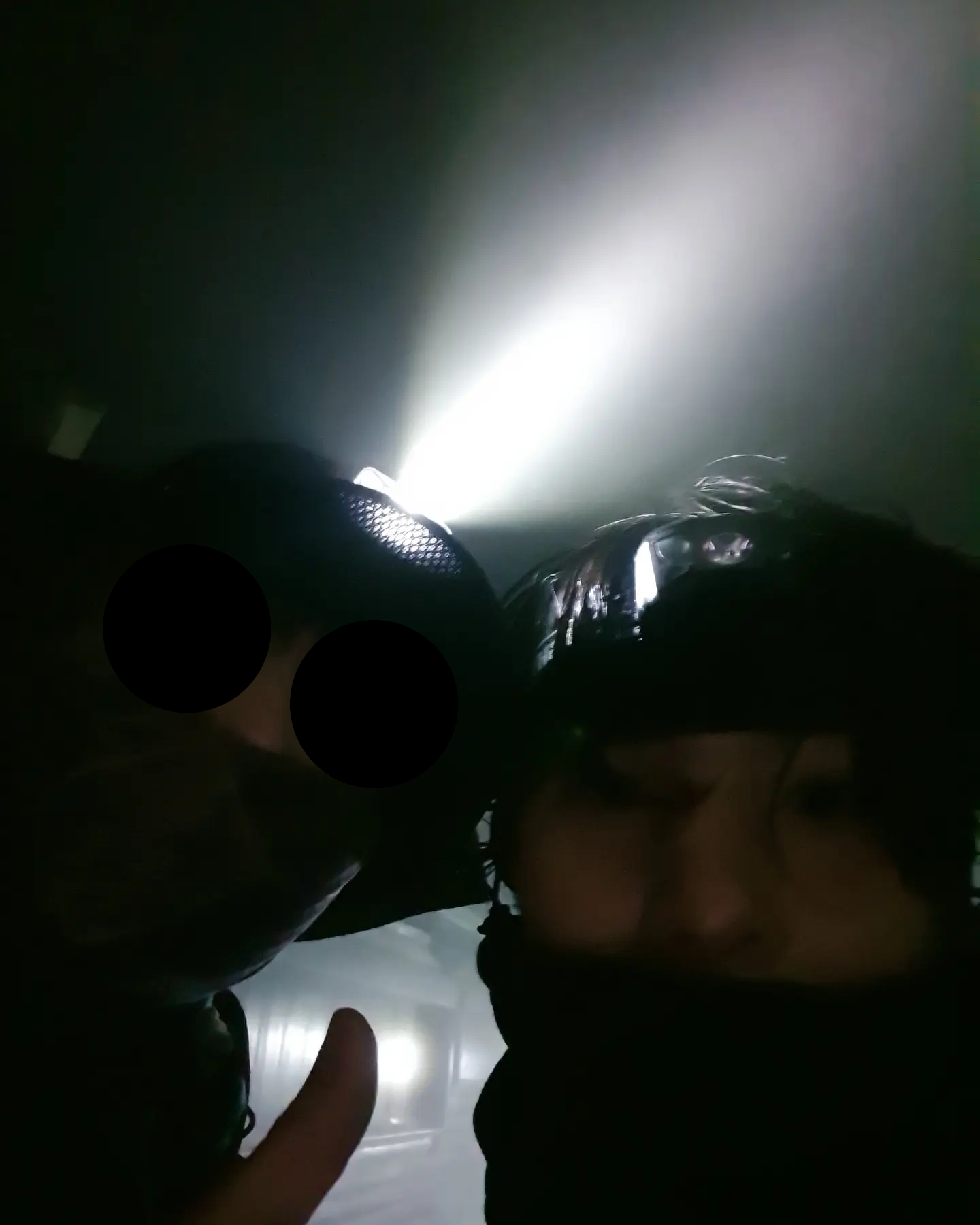 후지산 8부 능선에서 등산을 준비하는 교주와 나