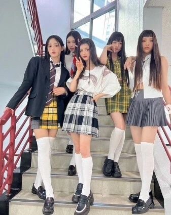 뉴진스의-다섯-멤버가-정면을-보고-포즈하는-사진