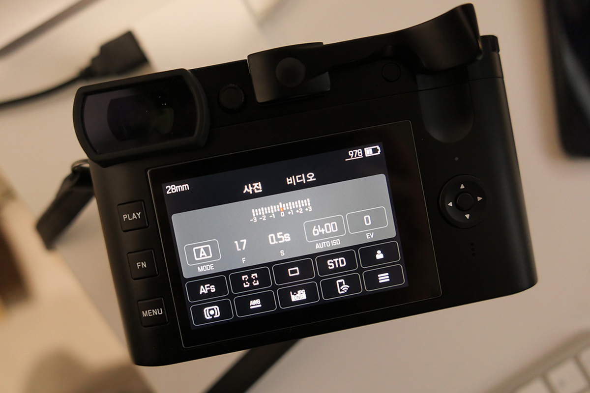 라이카 Q2의 LCD를 통해 펌웨어 업그레이드를 한후 최신 UI로 변경된 모습이 보인다