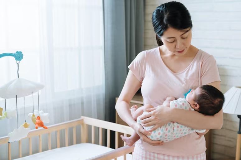 아이를 안고 있는 엄마 모습