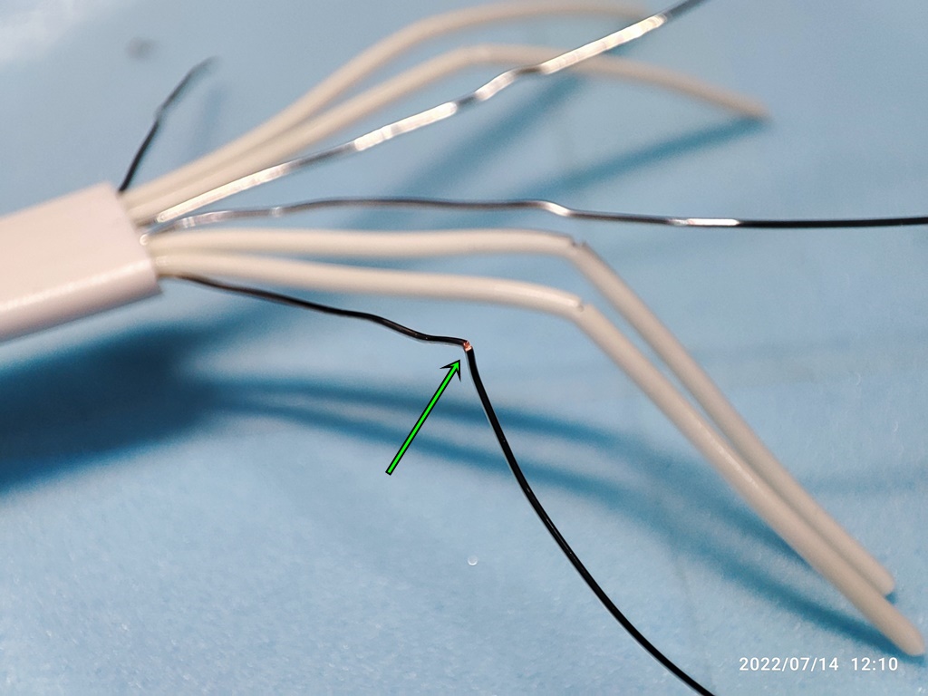 내부에 전선가닥도 칼집이 났습니다.