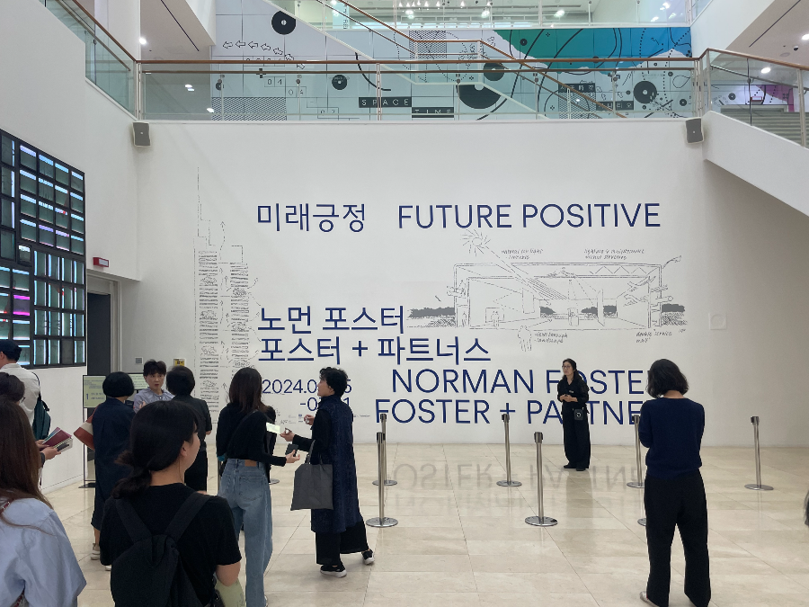 서울 시립미술관 1층 로비 도슨트 설명 대기