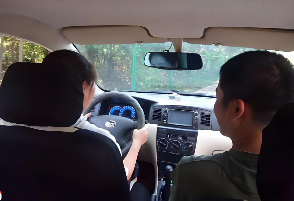 차량안에서도로운전연습을하고있는운전자와선생님사진