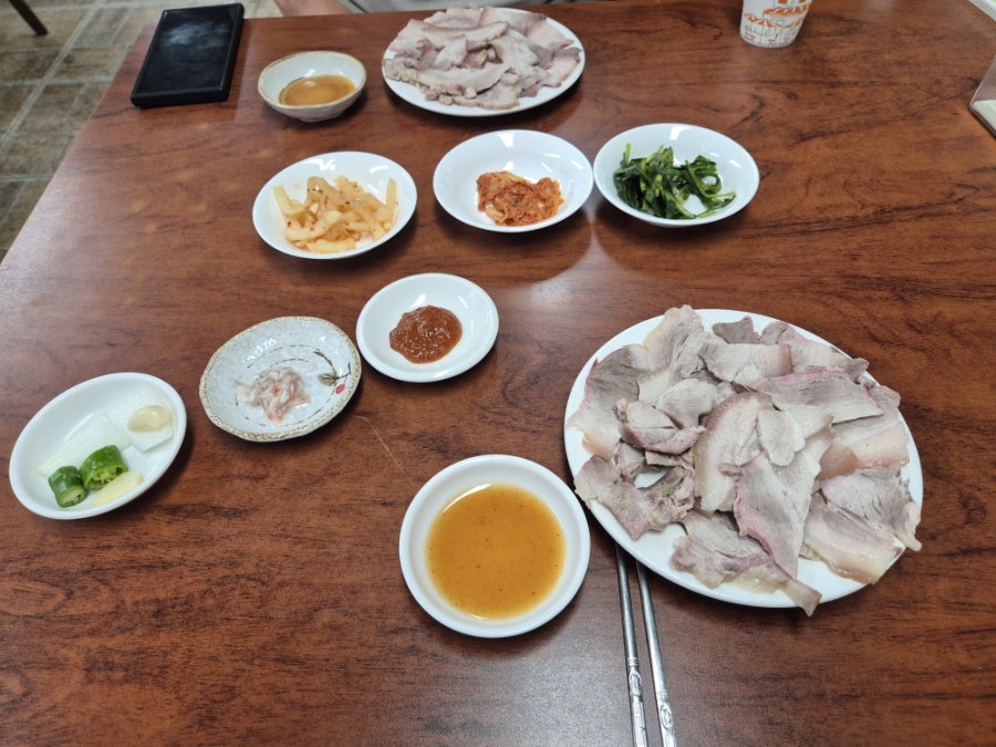 평산옥의 수육과 국수 한 그릇입니다.