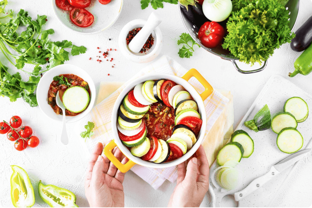 여러 가지 채소들로 음식을 만든 모습