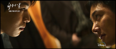 왼) 조폭 두목 역 정기철 오) 경찰로 위장한 박준모 역