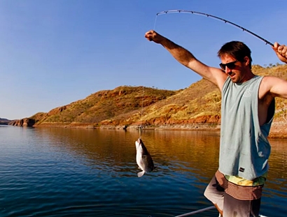 호수에서-낚시하는-남자