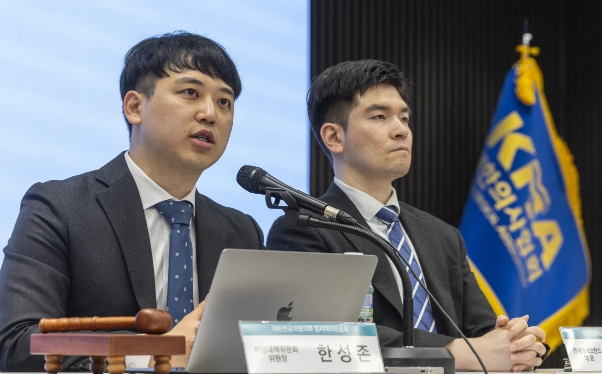 한성존 대한 의협 비상대책위원장 임시대의원 총회에서 이미지사진.