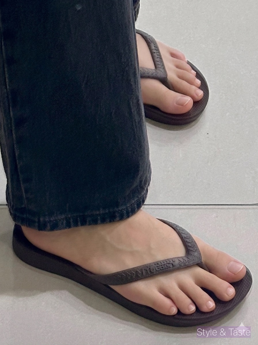 아치스 쪼리를 신고 있는 발부분 확대사진