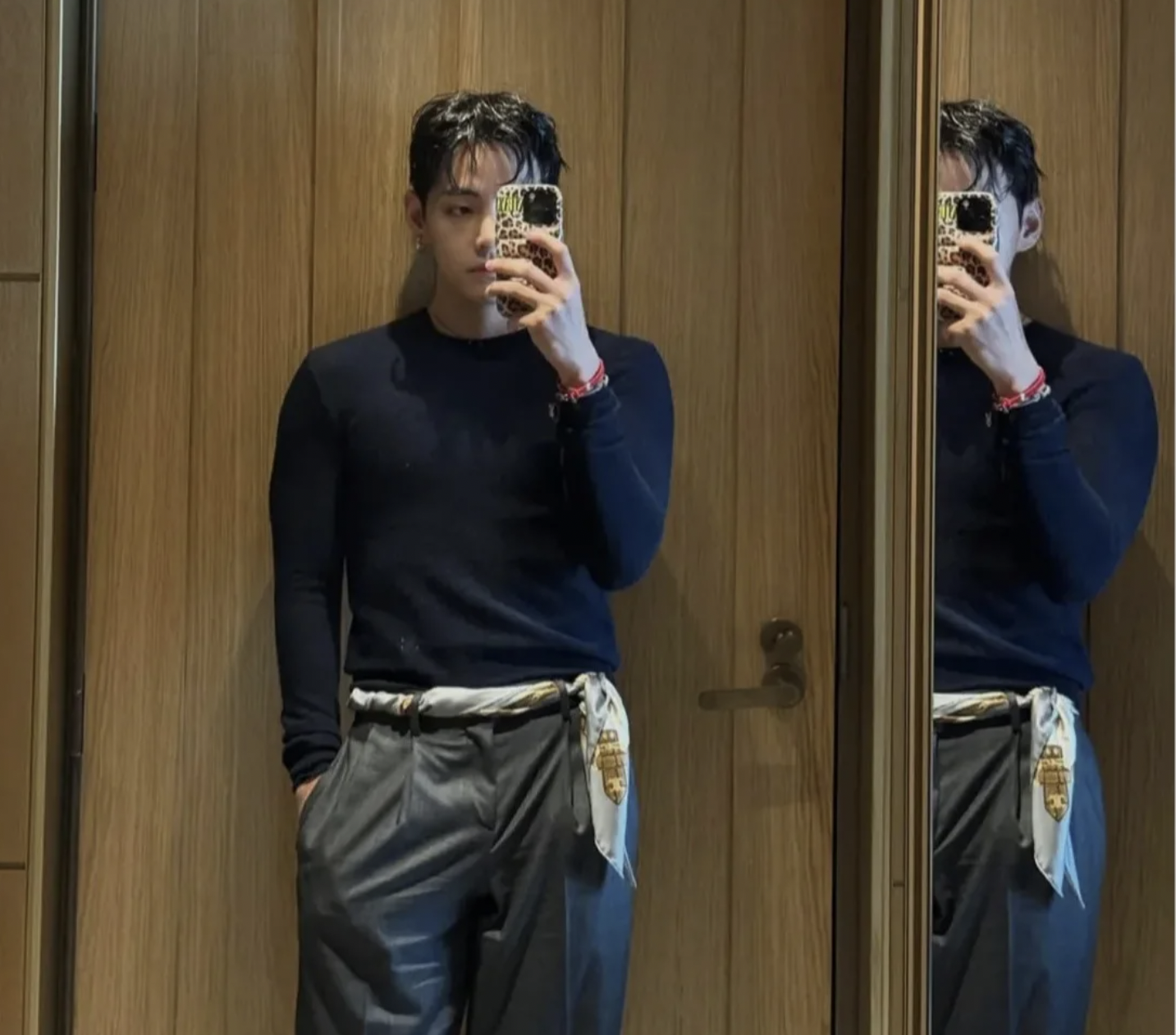 스카프 하나로 완성한 BTS 뷔의 파리 감성, 미니멀한 니트 톱과 그레이 팬츠 관련 사진