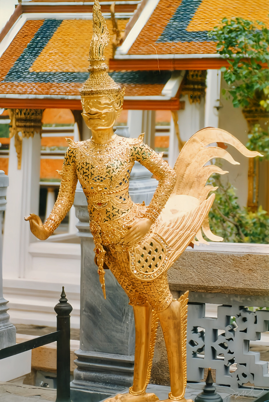 가루다 조각상과 거대한 수문장 야크샤