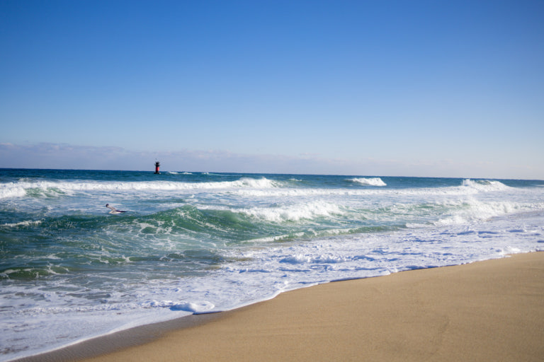 동해바다 파도치는 해변이미지