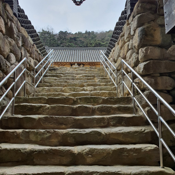 영산루 아래 돌계단