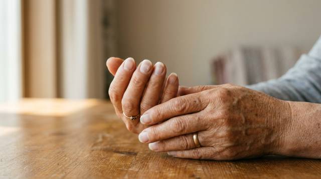 철분 부족 증상 창백한 피부 손톱 변화