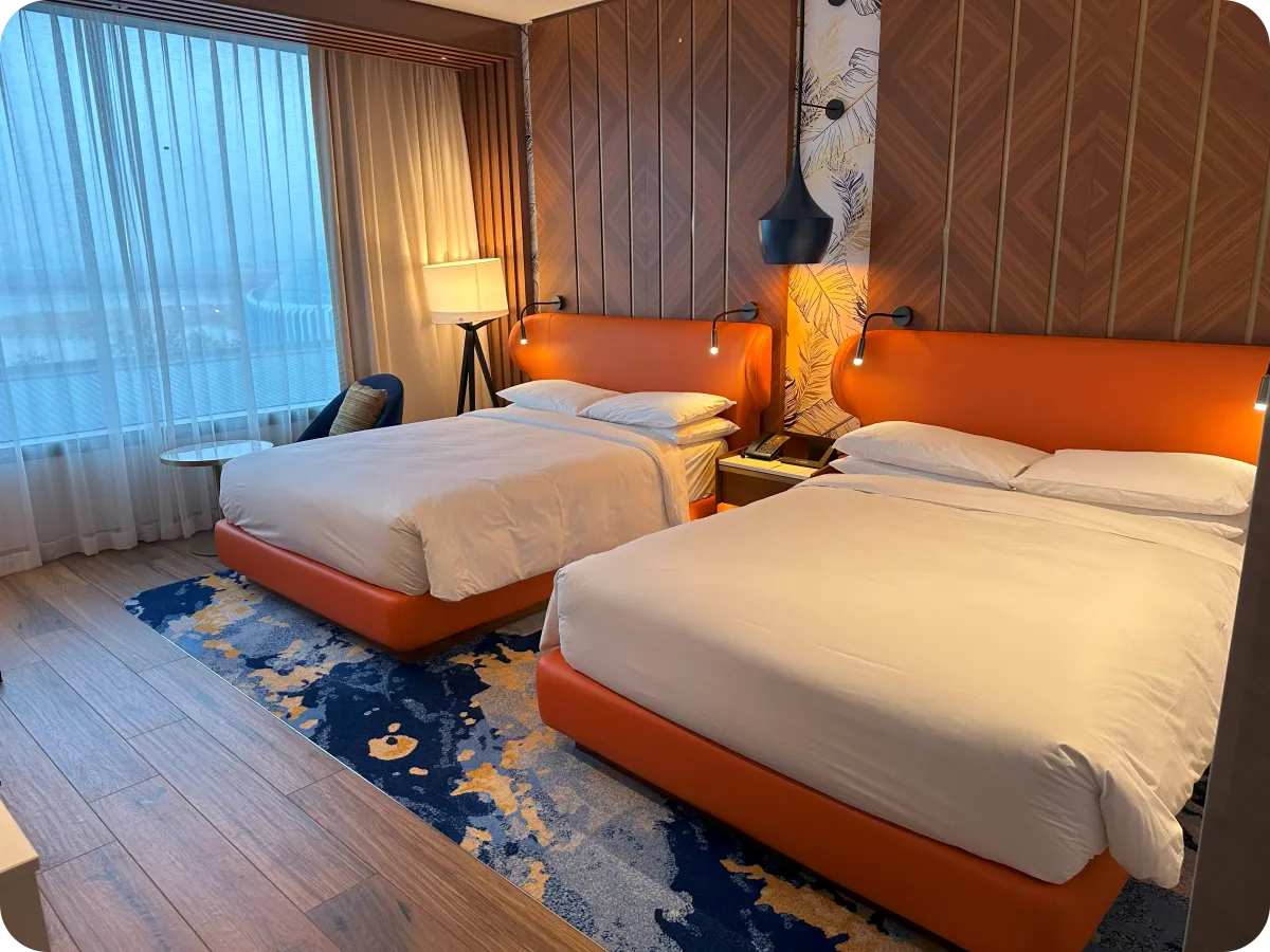 입구 측에서 본 방 침대 쪽 모습